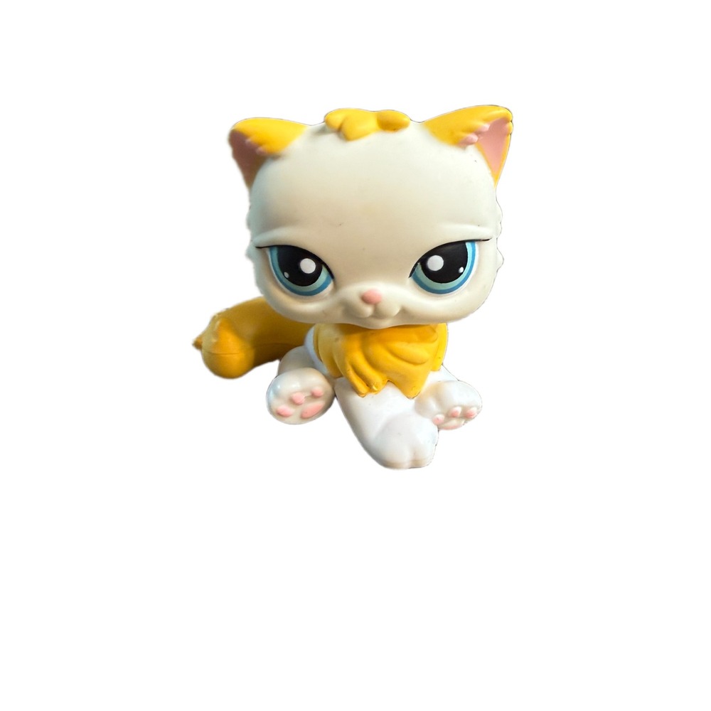 Littlest Pet Shop #207 White Yellow Persian Cat Blue Eyes Red Magnet Hasbro 2005